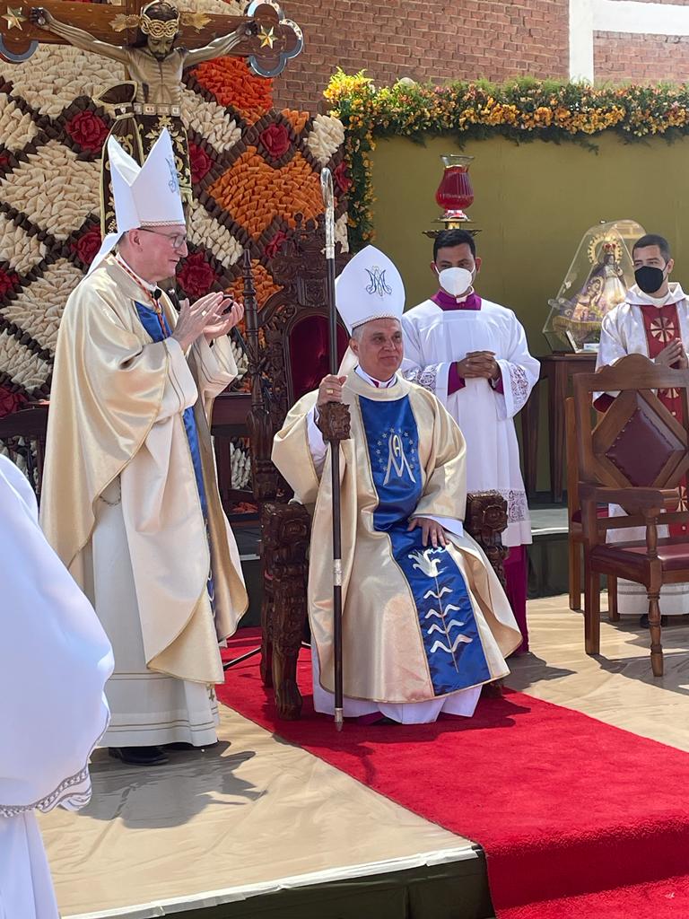 Nuncio Herrera recibe signos episcopales Nuncio Herrera recibe signos episcopales